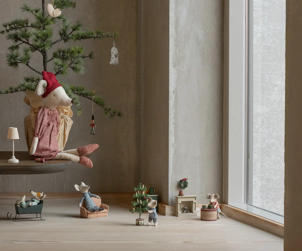 Maileg Puppenhaus Weihnachtsbaum, Maus, H16cm – Bild 2
