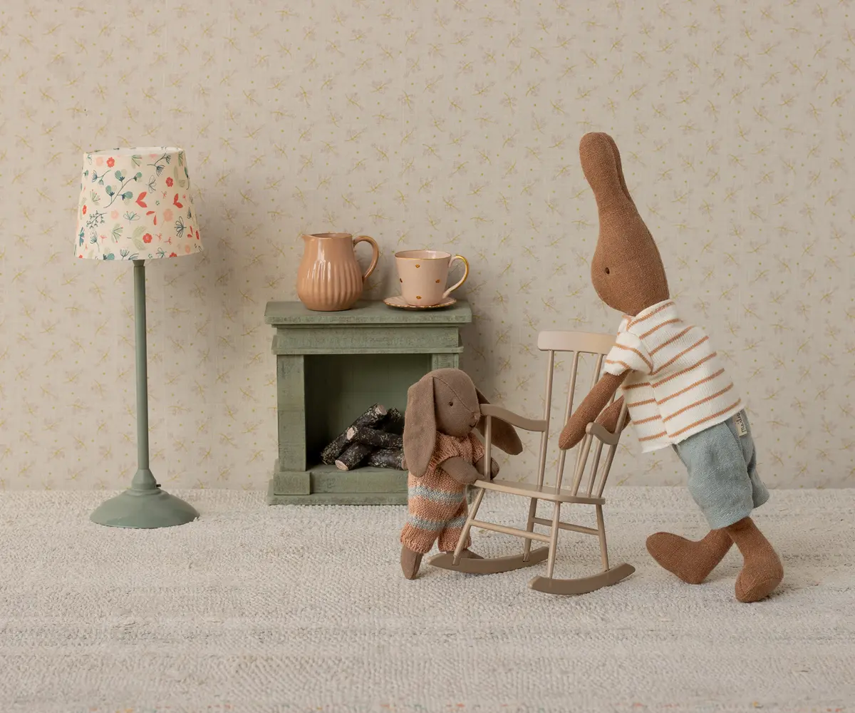 Maileg Puppenhaus Schaukelstuhl, Miniatur - Dunkl Sand, H10cm