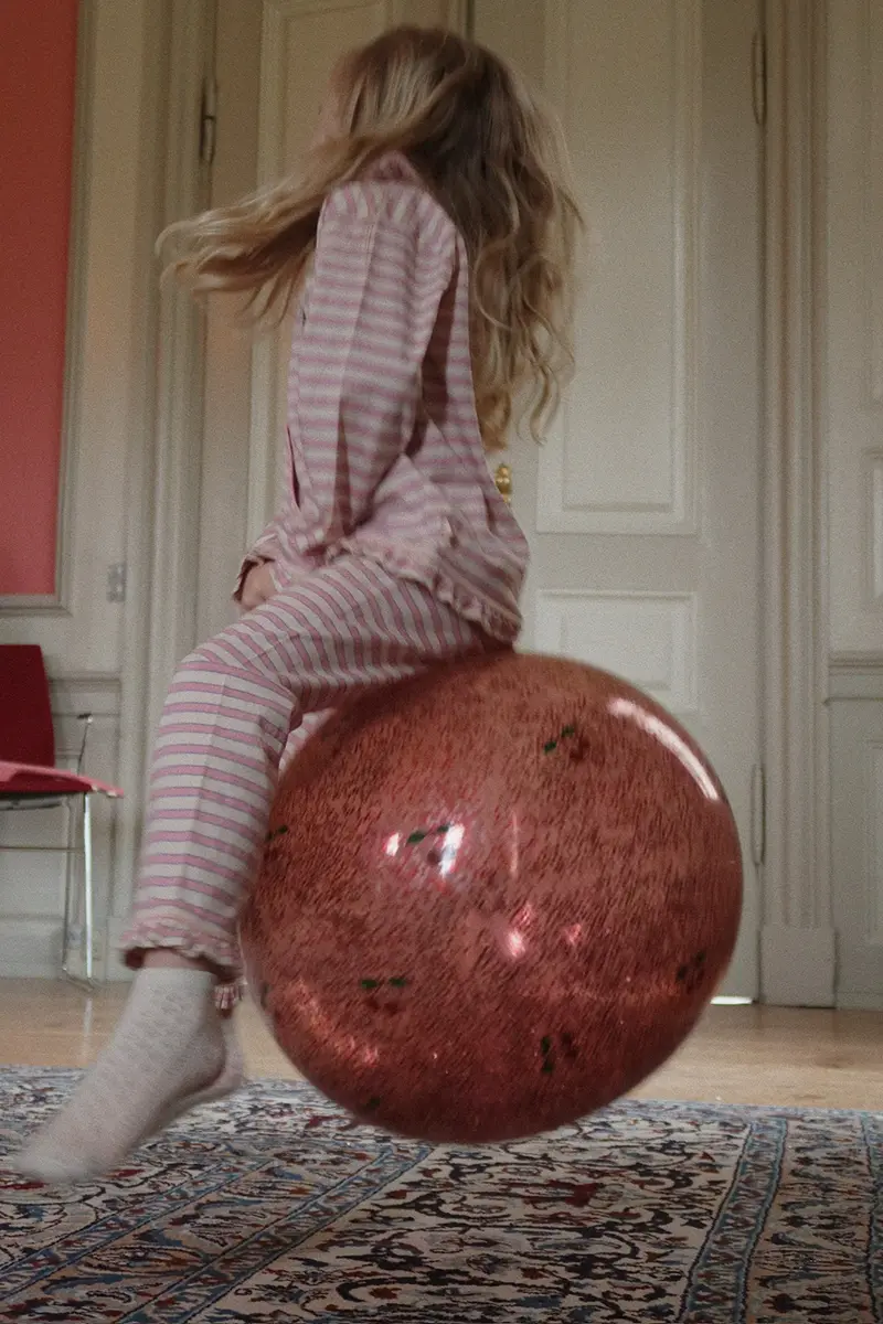 Konges Sløjd Hüpfball „Glitzer / Cherry“, Ø50 cm – Bild 2