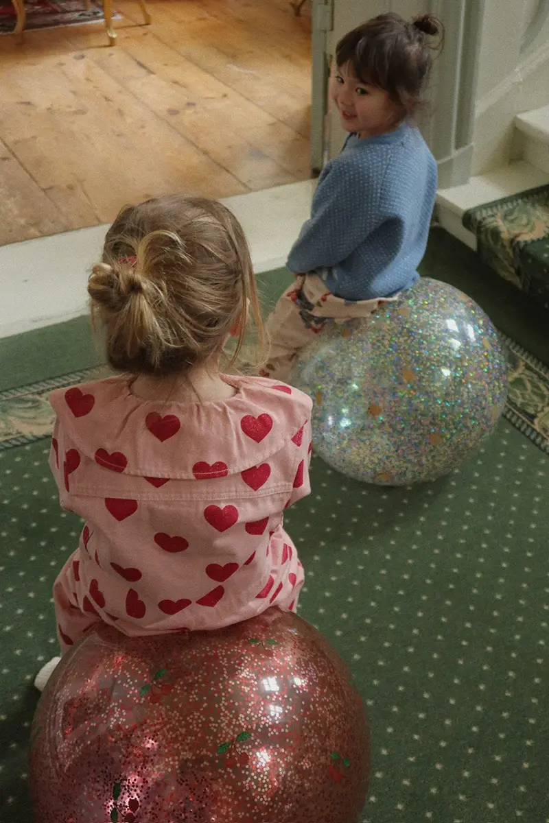 Konges Sløjd Hüpfball „Glitzer / Lemon“, Ø50cm – Bild 3