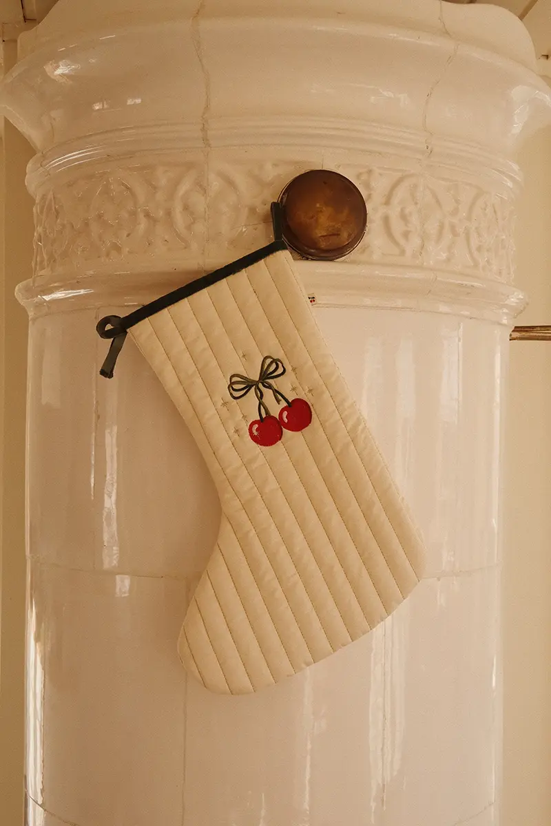Konges Sløjd Weihnachtsstrumpf „Christmas Cherry“, 44x31cm