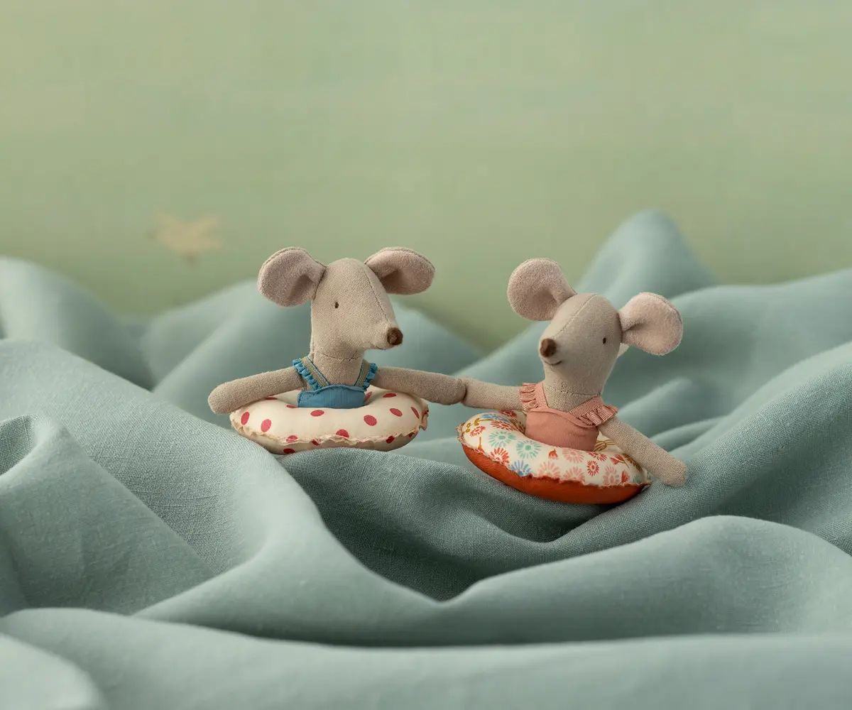 Maileg Strandmaus mit Schwimmring, kleine Schwester