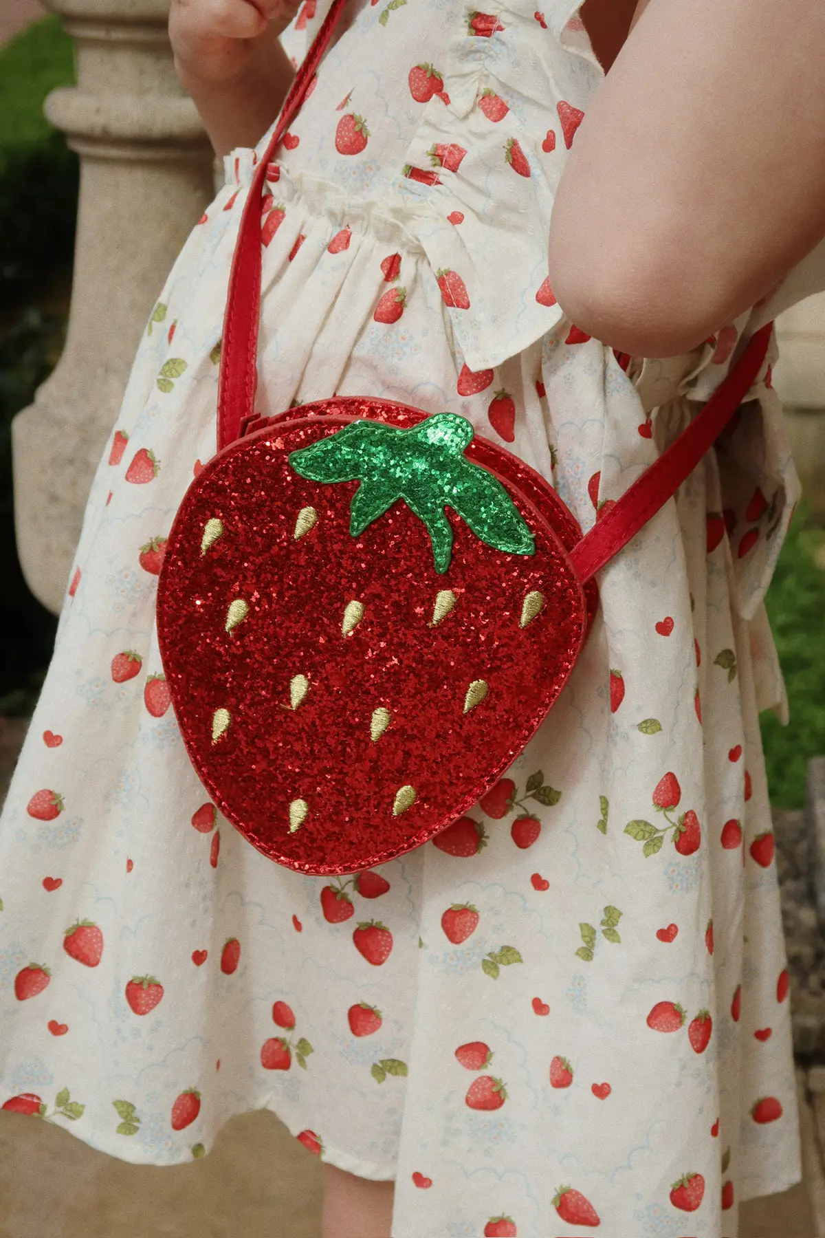 Konges Sløjd Glitzer-Schultertasche Erdbeere für Kinder „Tut / Barbados Cherry“