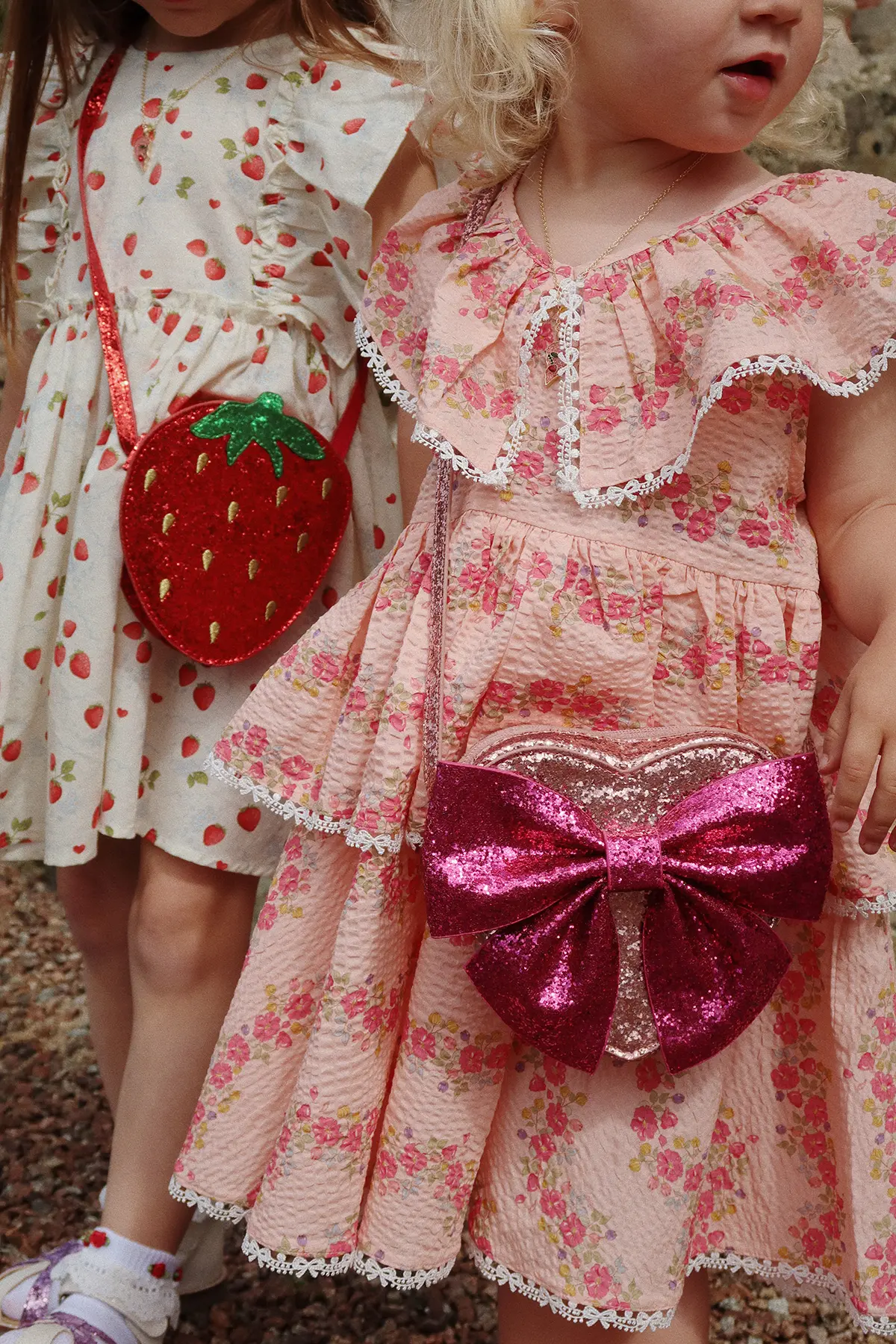Konges Sløjd Glitzer-Schultertasche Erdbeere für Kinder „Tut / Barbados Cherry“