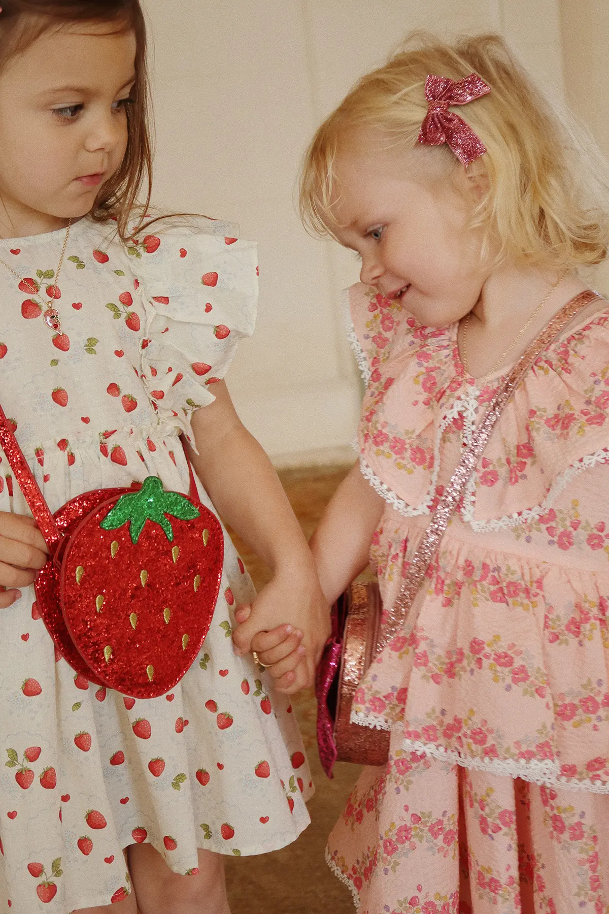 Konges Sløjd Glitzer-Schultertasche Erdbeere für Kinder „Tut / Barbados Cherry“