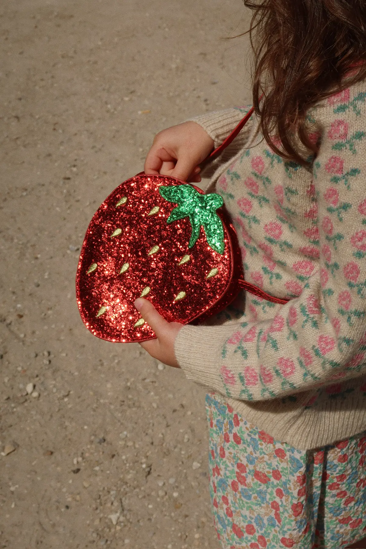 Konges Sløjd Glitzer-Schultertasche Erdbeere für Kinder „Tut / Barbados Cherry“