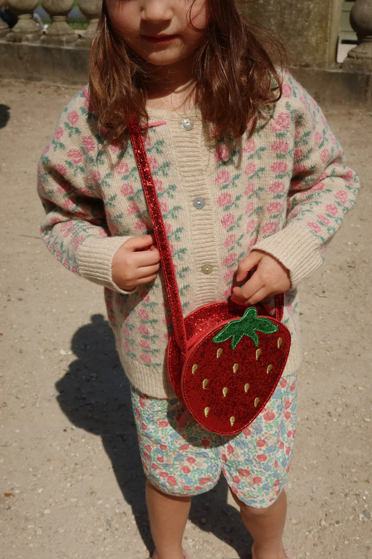 Konges Sløjd Glitzer-Schultertasche Erdbeere für Kinder „Tut / Barbados Cherry“