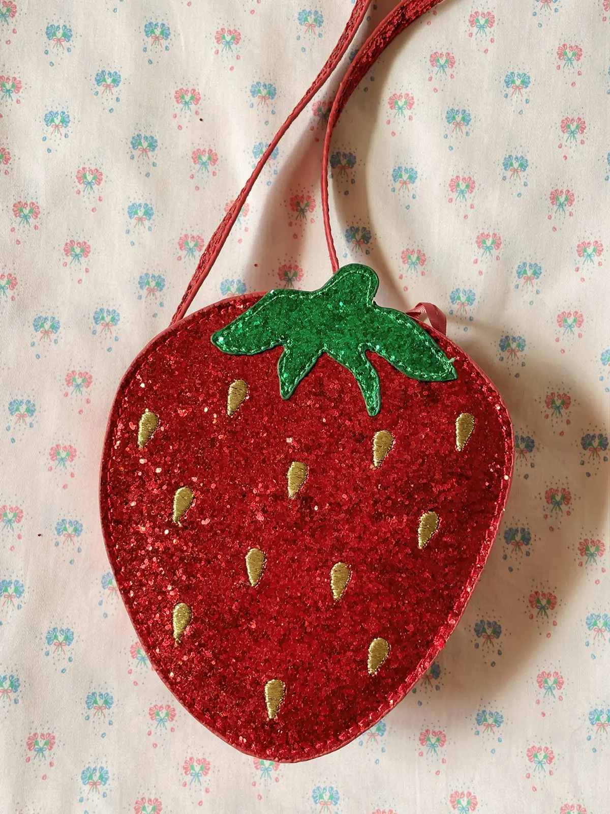 Konges Sløjd Glitzer-Schultertasche Erdbeere für Kinder „Tut / Barbados Cherry“