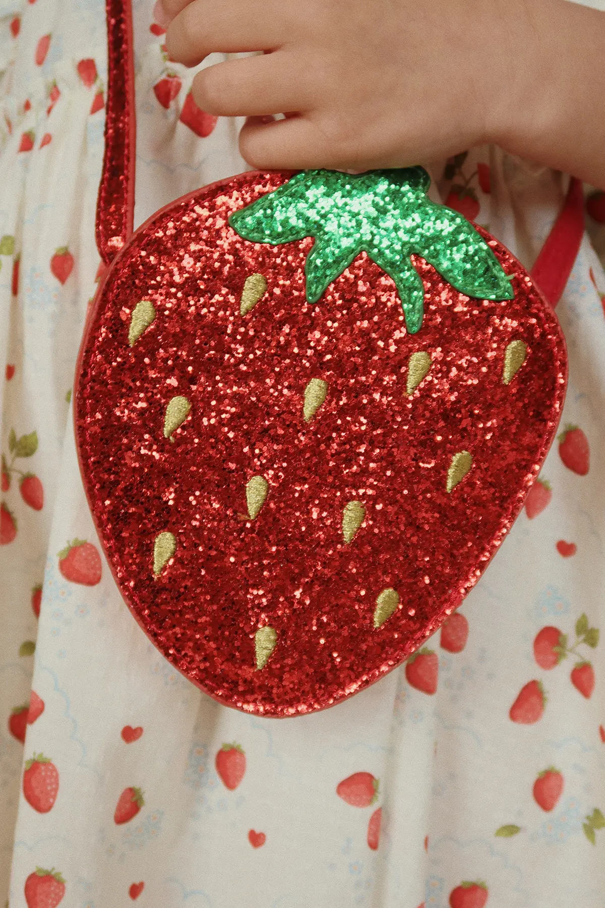 Konges Sløjd Glitzer-Schultertasche Erdbeere für Kinder „Tut / Barbados Cherry“