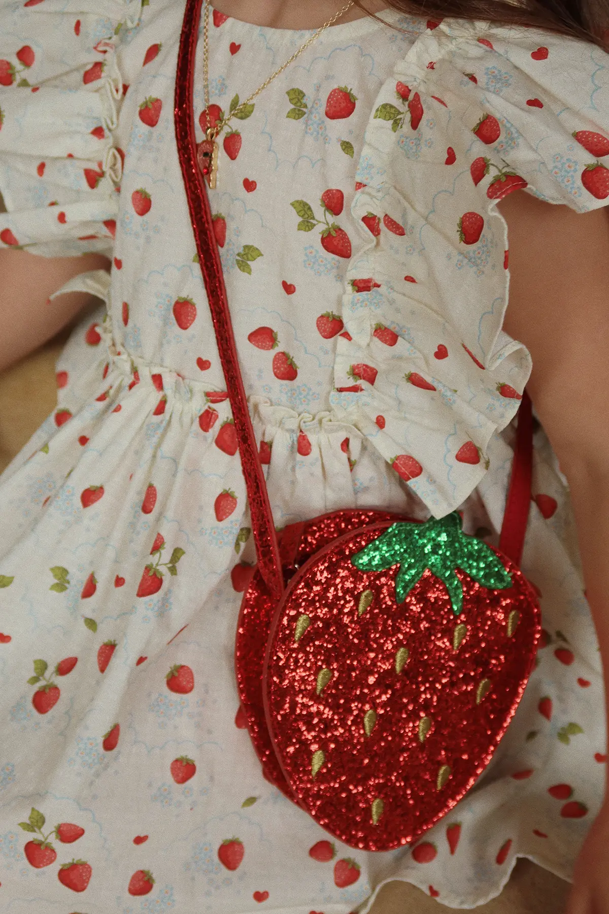 Konges Sløjd Glitzer-Schultertasche Erdbeere für Kinder „Tut / Barbados Cherry“
