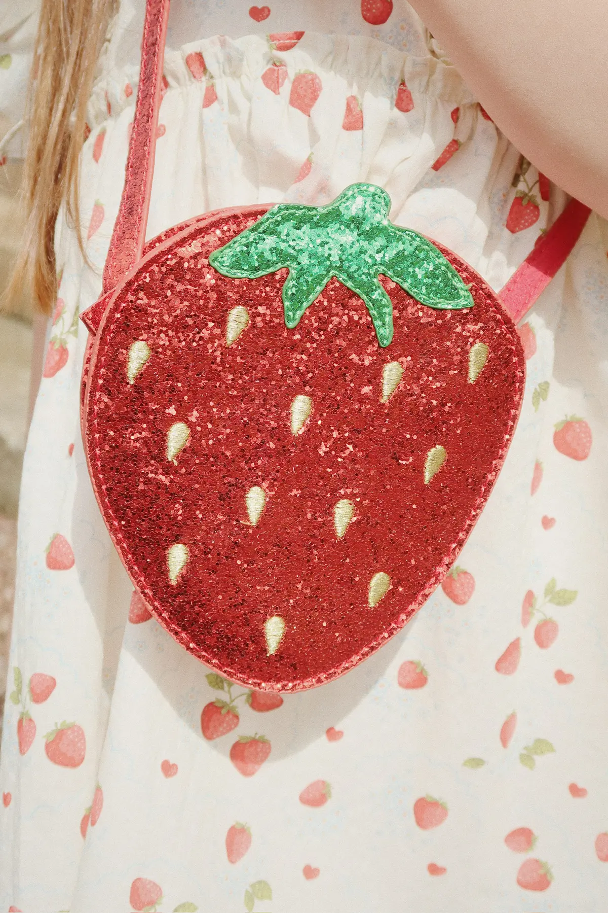 Konges Sløjd Glitzer-Schultertasche Erdbeere für Kinder „Tut / Barbados Cherry“