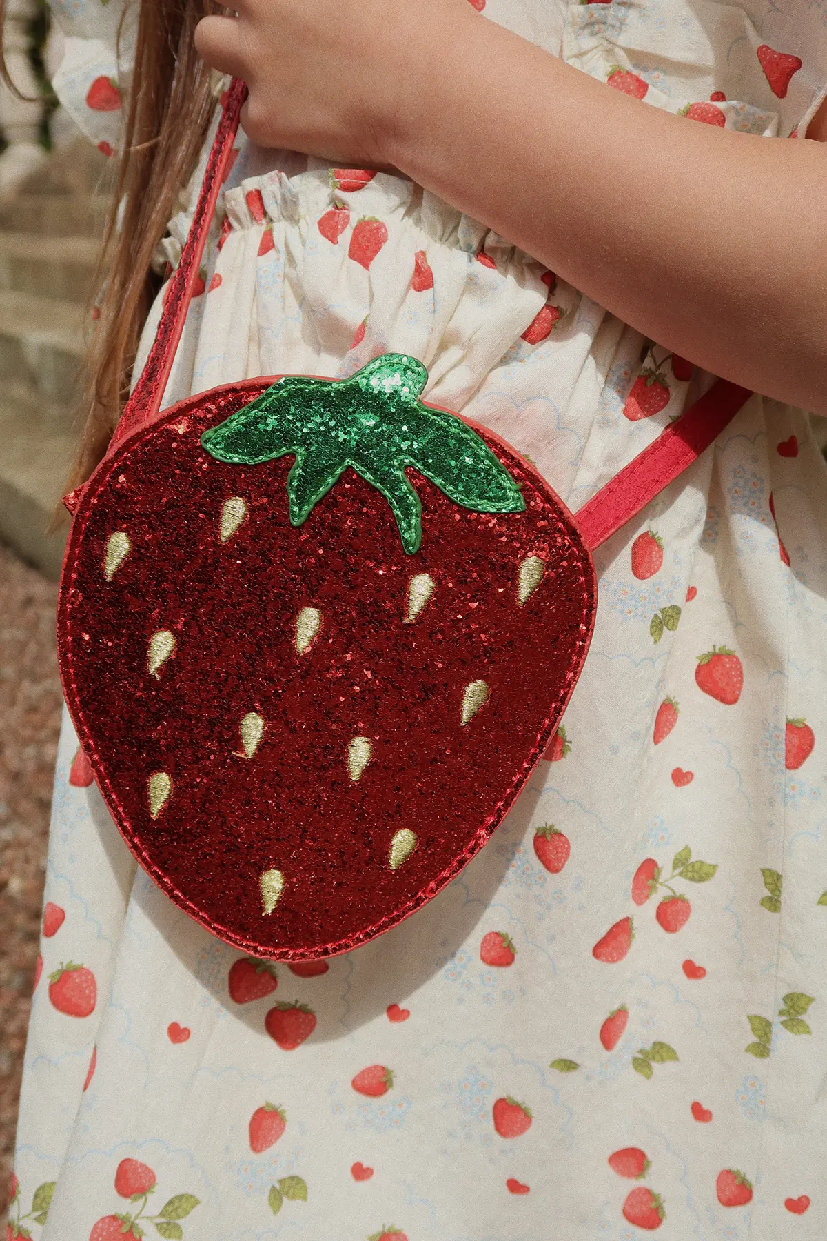 Konges Sløjd Glitzer-Schultertasche Erdbeere für Kinder „Tut / Barbados Cherry“