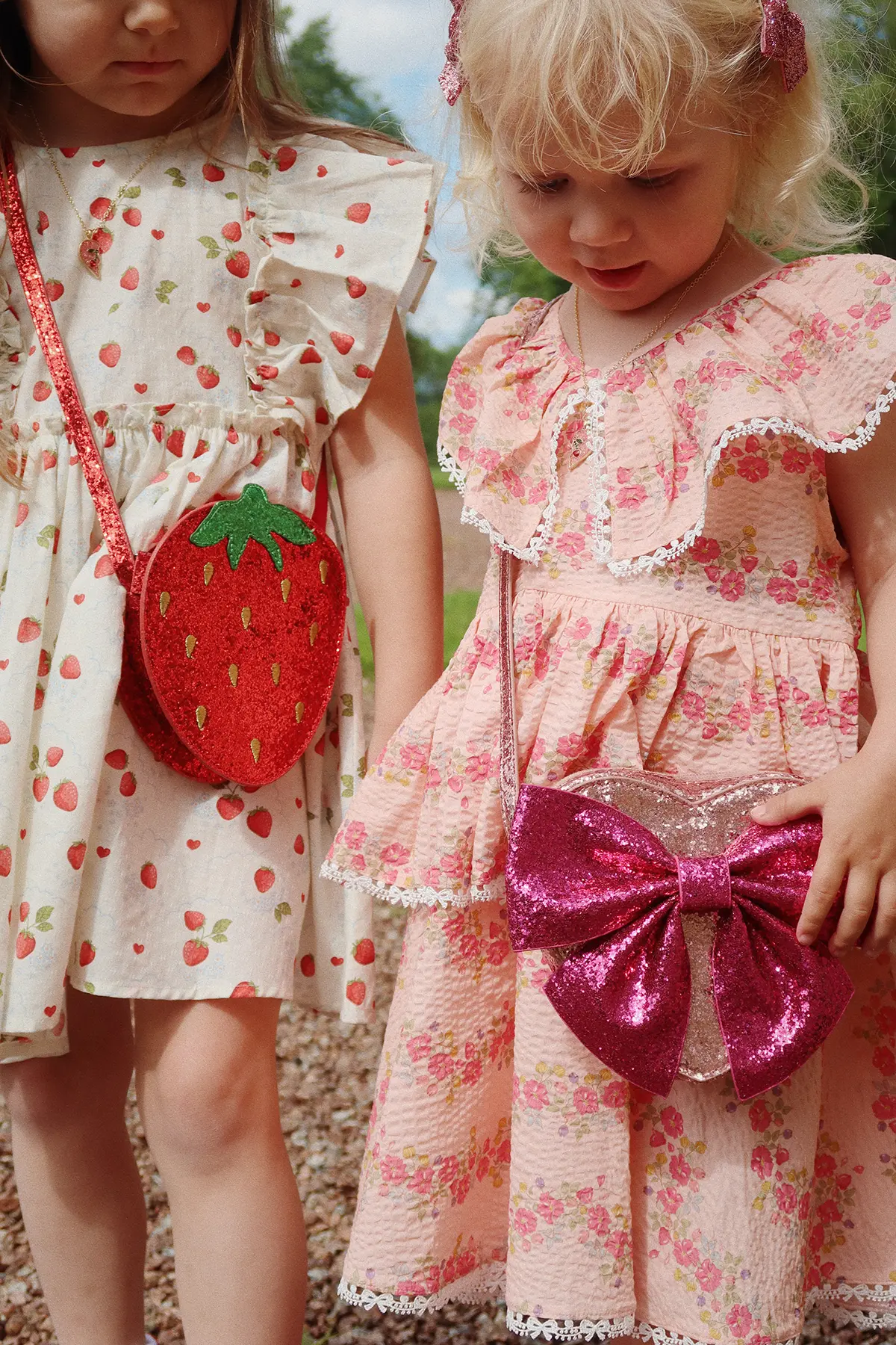 Konges Sløjd Glitzer-Schultertasche Erdbeere für Kinder „Tut / Barbados Cherry“