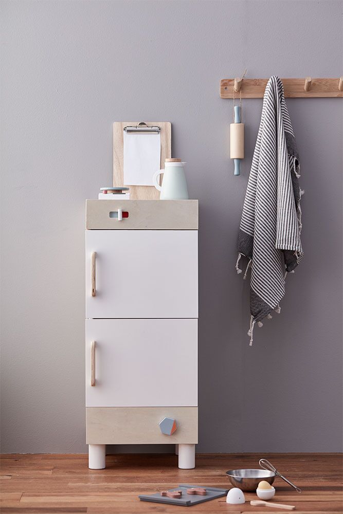 Kids Concept Kühlschrank vor Wand