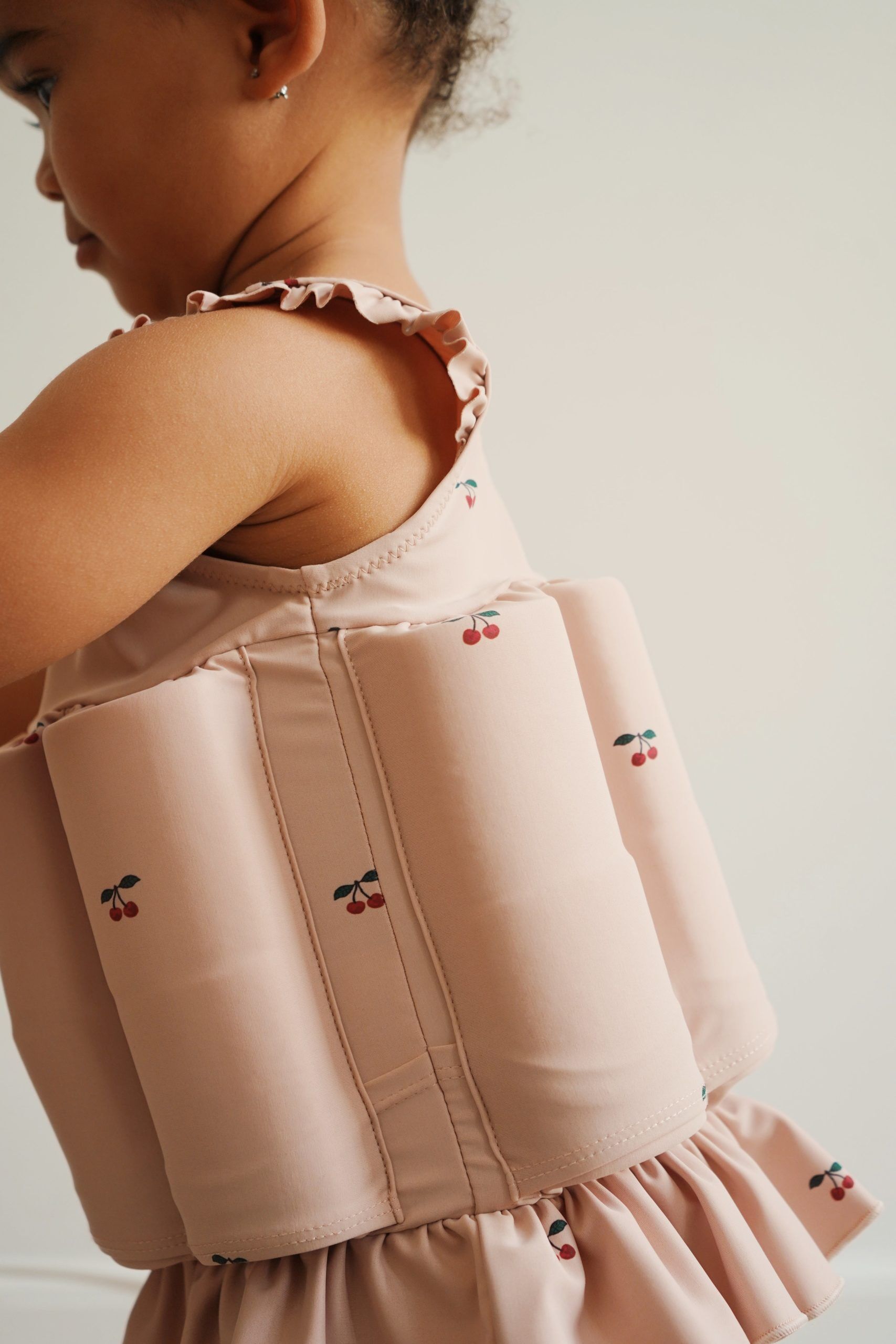 DELISTED Konges Sløjd Floatsuit Badeanzug „Cherry Blush“, mit Schwimmhilfe, LSF 50+ – Bild 7