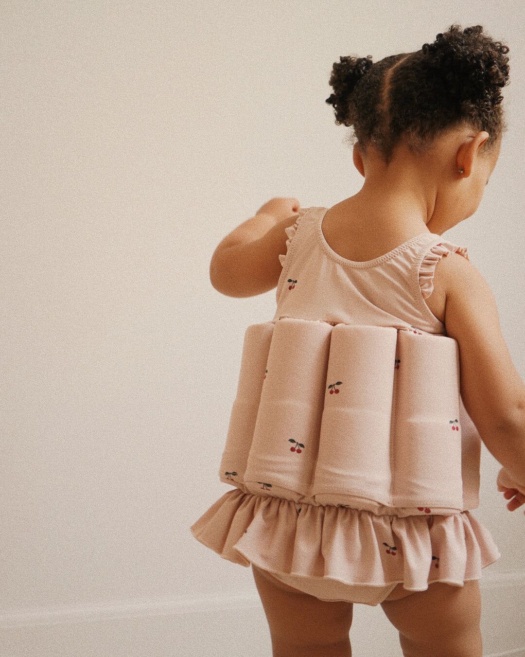 DELISTED Konges Sløjd Floatsuit Badeanzug „Cherry Blush“, mit Schwimmhilfe, LSF 50+ – Bild 6