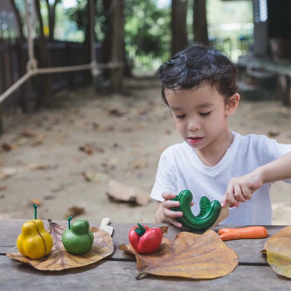 PlanToys Früchte Set aus Holz beim Spielen
