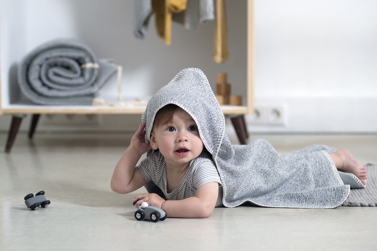 koeka Wickelcape Vigo sparkle grey mit Baby