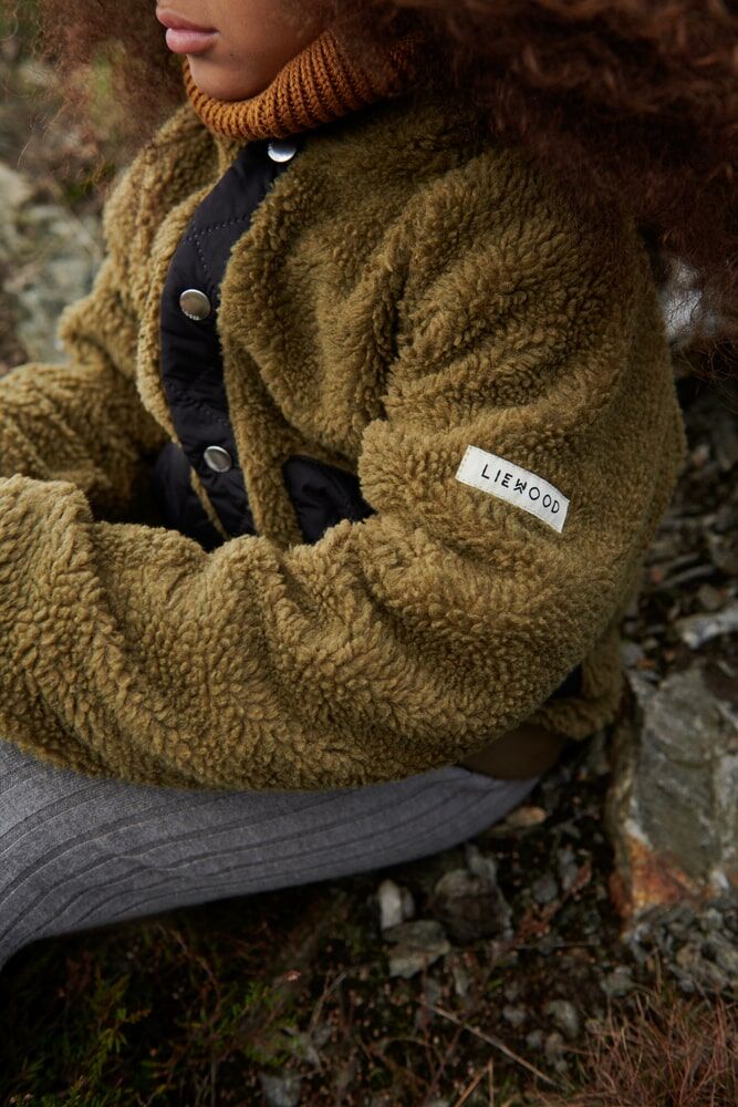 Liewood Yves Sherpa Kapuzenjacke für Kinder „Pecan / Sandy mix“, 1-6J – Bild 13