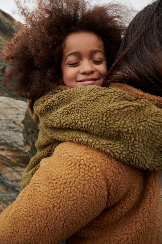 Liewood Yves Sherpa Kapuzenjacke für Kinder „Pecan / Sandy mix“, 1-6J – Bild 9