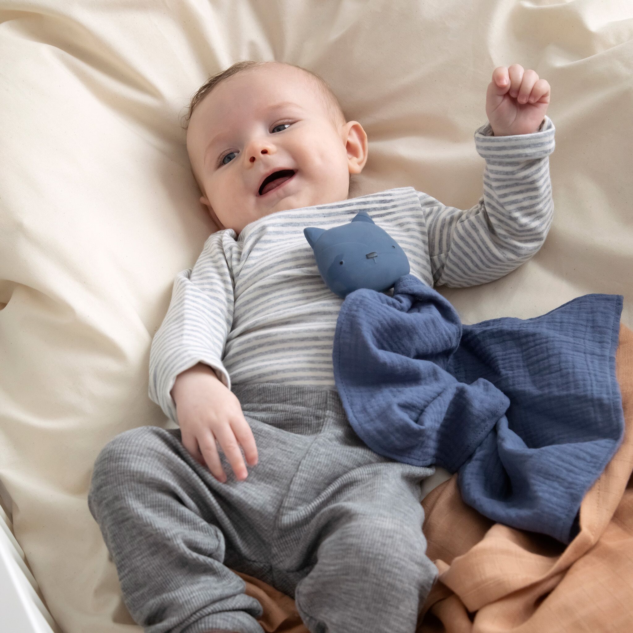 Sebra Naturkautschuk Beißringe mit kuscheltuch, Rebel – Bild 2