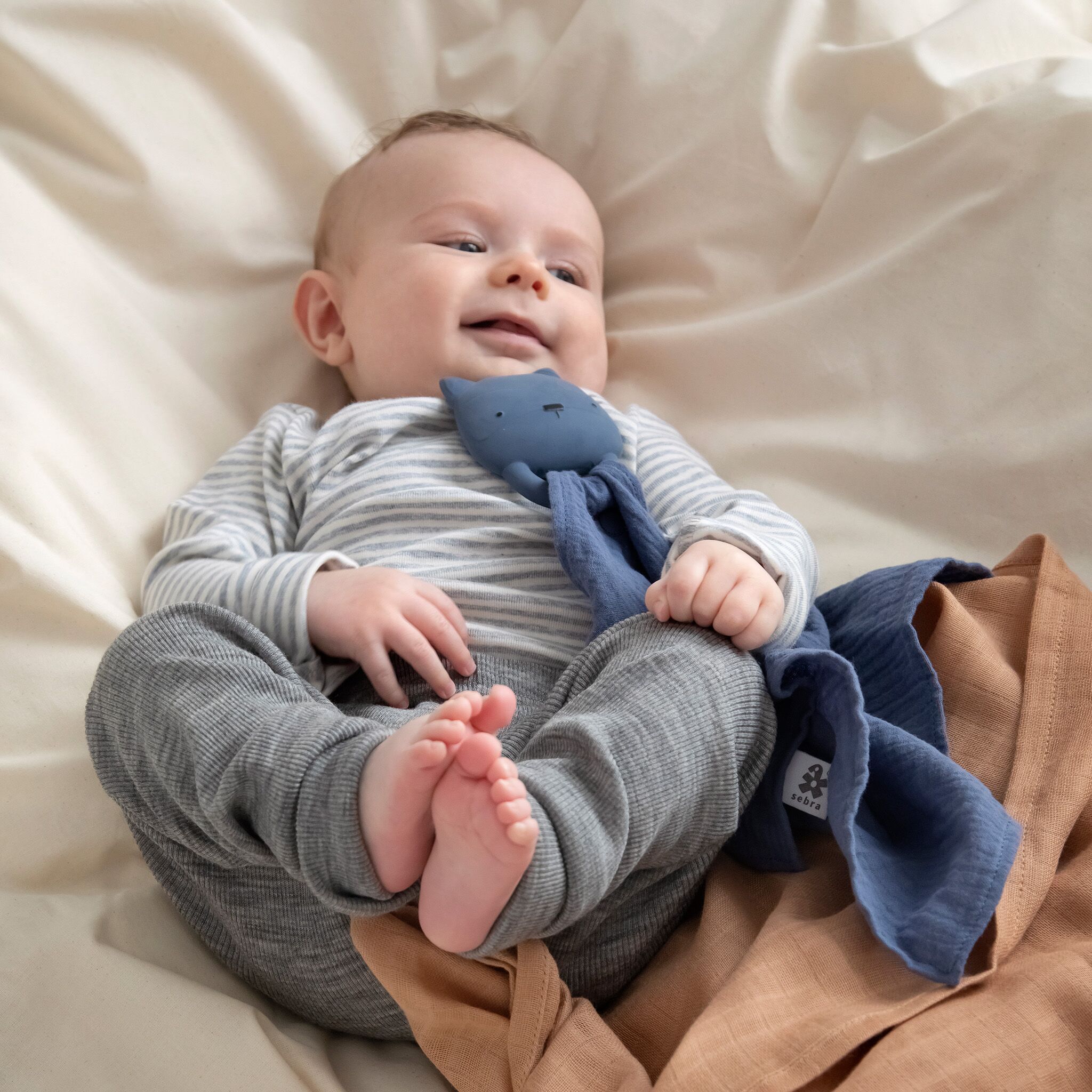 Sebra Naturkautschuk Beißringe mit kuscheltuch, Rebel – Bild 3
