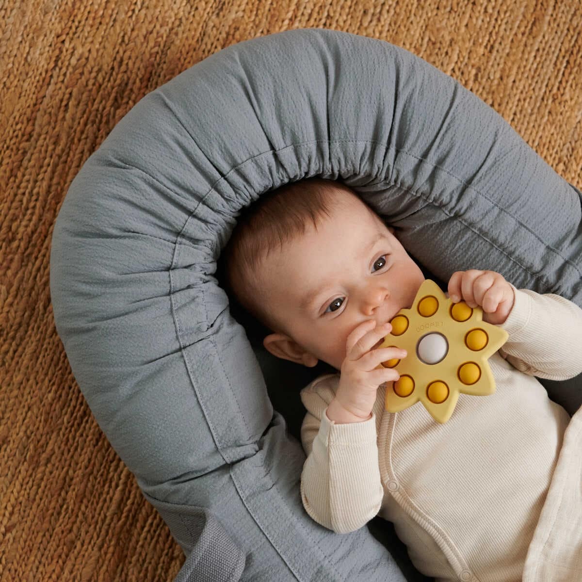 DELISTED Liewood Gro Babylift / Babynest „Sandy“, Seersucker, Bio-Baumwolle – Bild 4