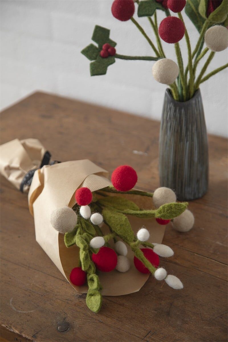 Warum du diesen Weihnachtsblumenstrauß lieben wirst: Liebevoll handgefertigt: Jeder Blumenstrauß wird in Nepal von Hand aus 100 % Naturwolle gefertigt. Für jedes Zuhause: Diese schlichte, aber elegante Dekoration passt zu jedem Stil und verleiht deinem Raum eine festliche Note. Vielseitig einsetzbar: Ideal für Tischdekoration, Fensterbank oder als dezenter weihnachtlicher Akzent. Nachhaltig & Fair-Trade-zertifiziert: Mit dem Kauf dieses Produkts unterstützt du faire Arbeitsbedingungen und nachhaltige Produktion. Perfekte Geschenkidee: Der Weihnachtsblumenstrauß ist ein bezauberndes Geschenk für die Weihnachtszeit. Maße & Materialien: Maße laut Hersteller: Höhe ca. 45 cm Material: 100 % Naturwolle aus Neuseeland Gry & Sif Weihnachtsblumen