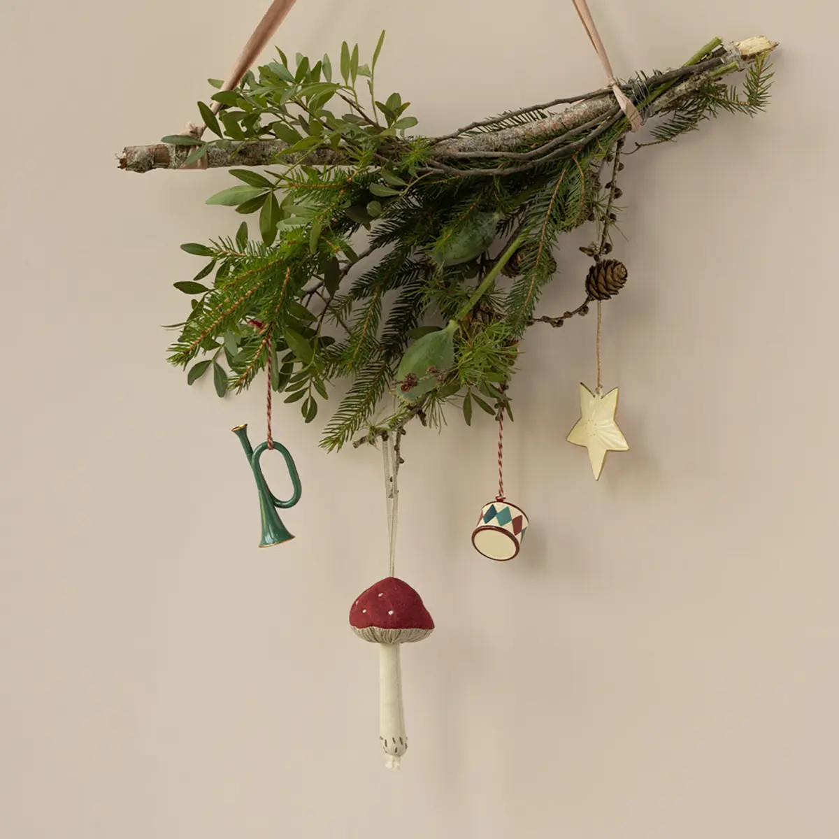 Maileg Weihnachtsbaumschmuck Metallornament Trompete „dunkelgrün“, mit Box