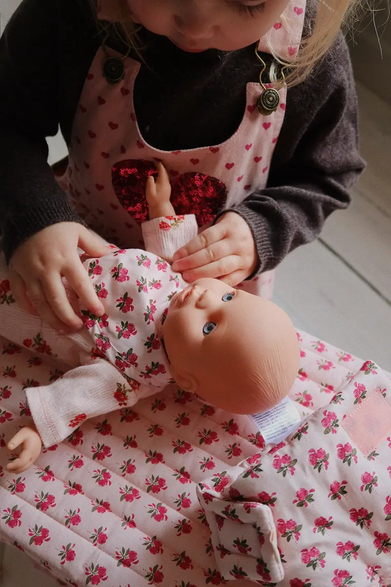 Konges Sløjd Puppen-Wickelset „Rosie Rose“ für 42cm Puppen