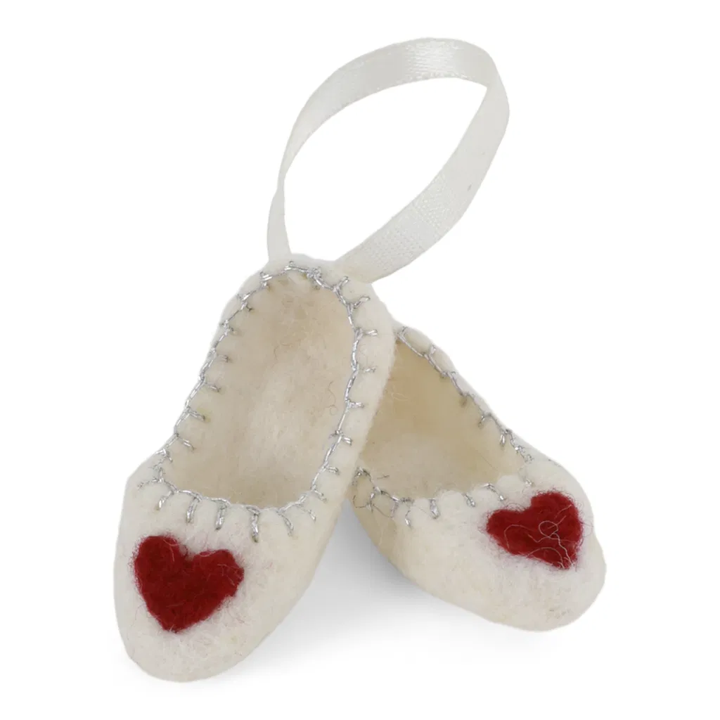 Gry & Sif Weihnachtsbaumschmuck „Ballettschuhe weiß mit Herz“