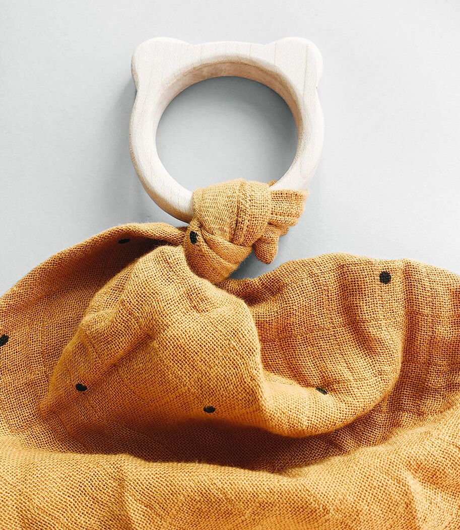 Liewood Dines Beißring mit Kuscheltuch „Classic dot mustard“ Nahaufnahme