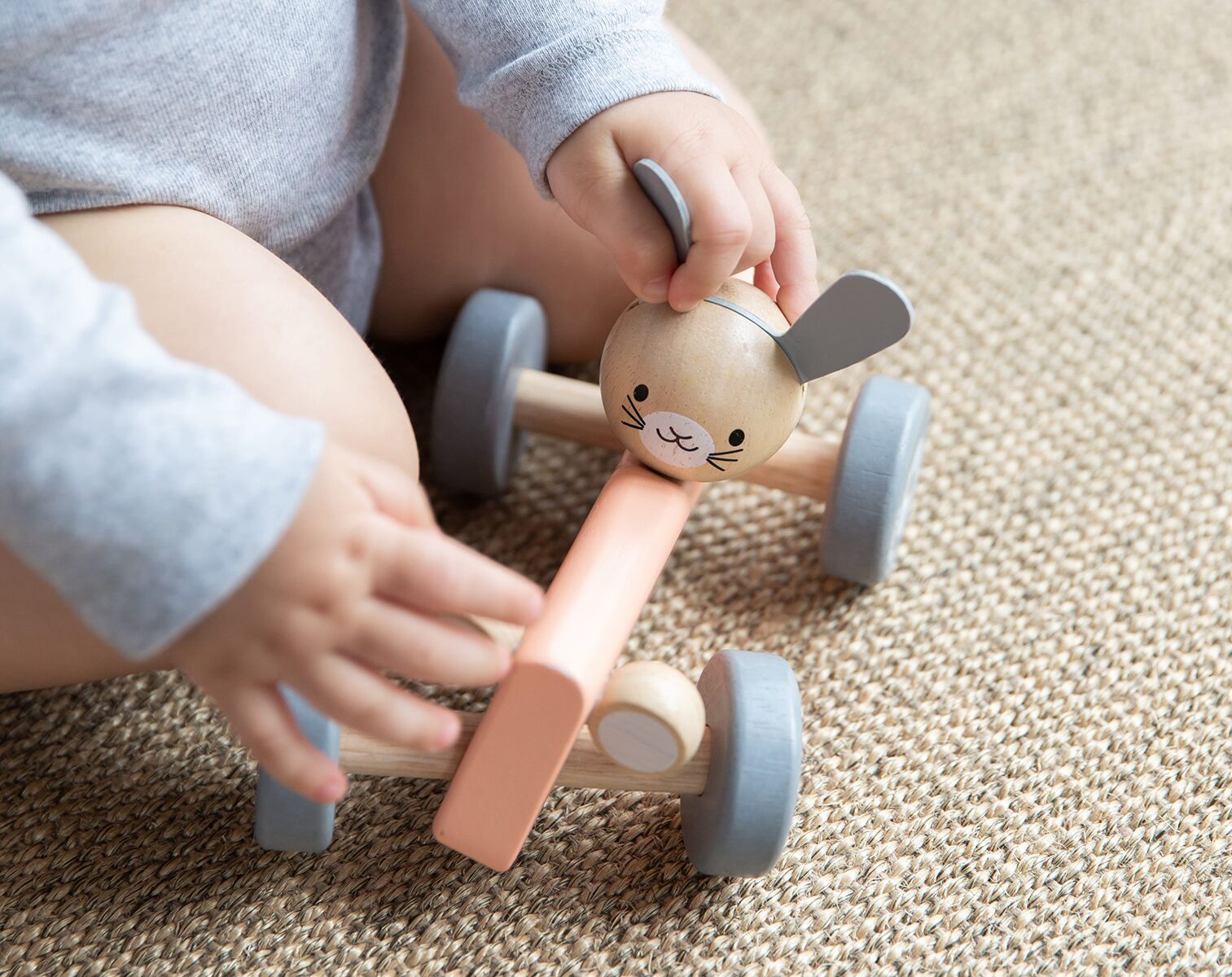 PlanToys Holzauto, Rennwagen mit Huhn 02