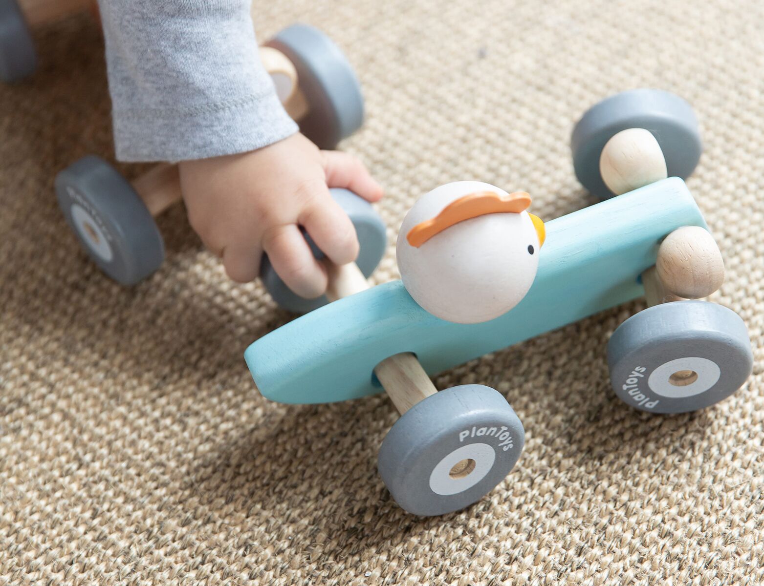 PlanToys Holzauto, Rennwagen mit Huhn 03