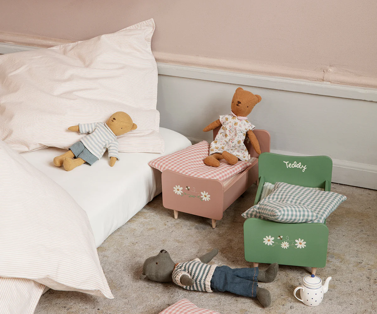 Maileg Puppenbett Teddypapa aus Holz „Dusty Green“ Mood