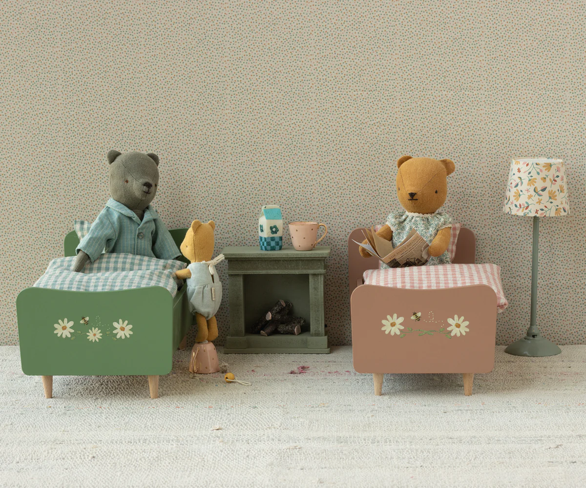 Maileg Puppenbett Teddypapa aus Holz „Dusty Green“ Mood
