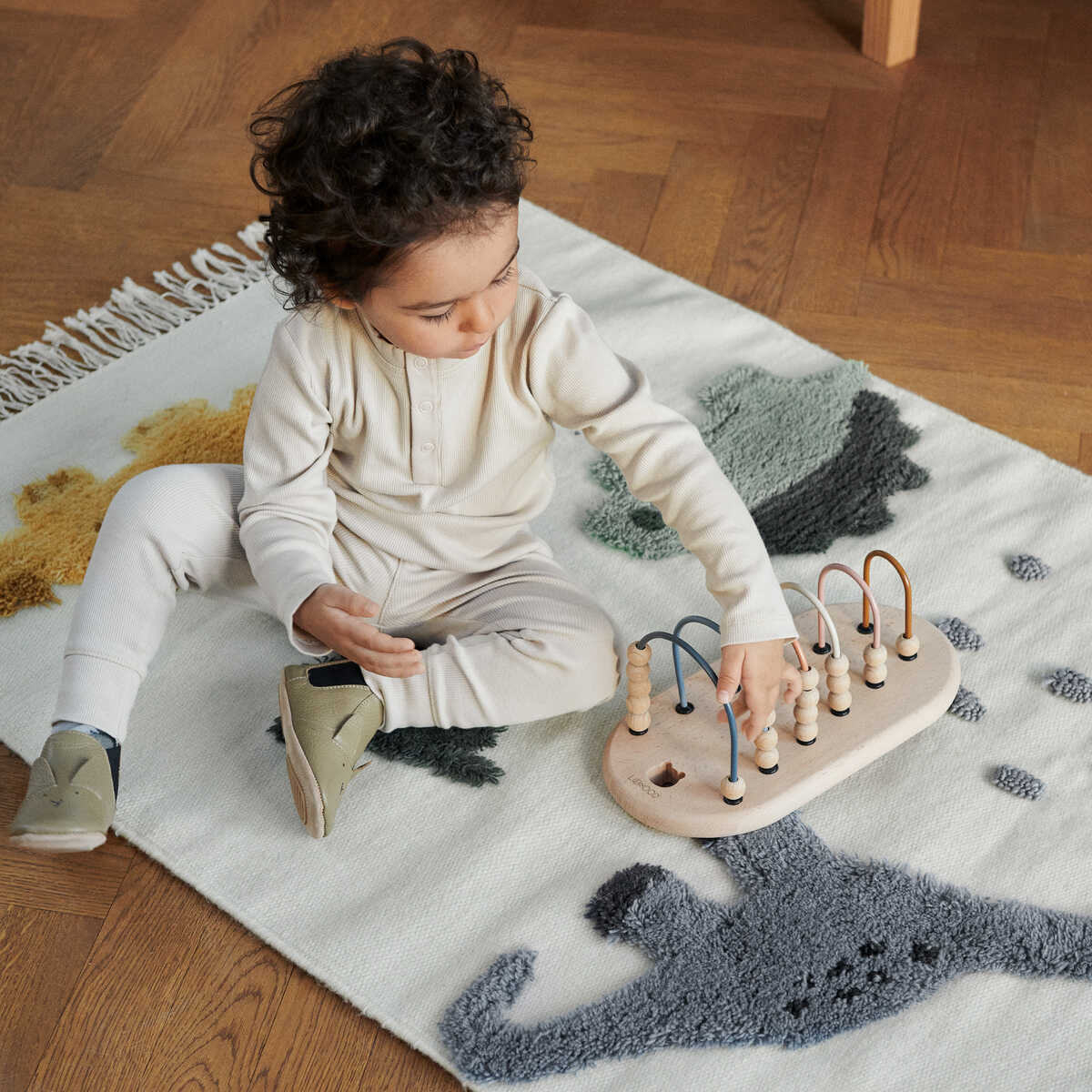 Liewood Teppich Bent „Dino multi mix“, 80x120cm Mood 01