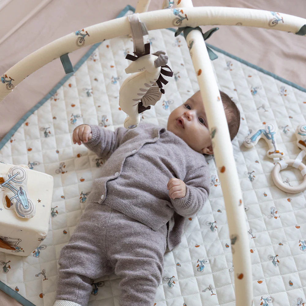 Cam Cam Spielbogen „Bicycles“ – Weiches und flexibles Baby Gym