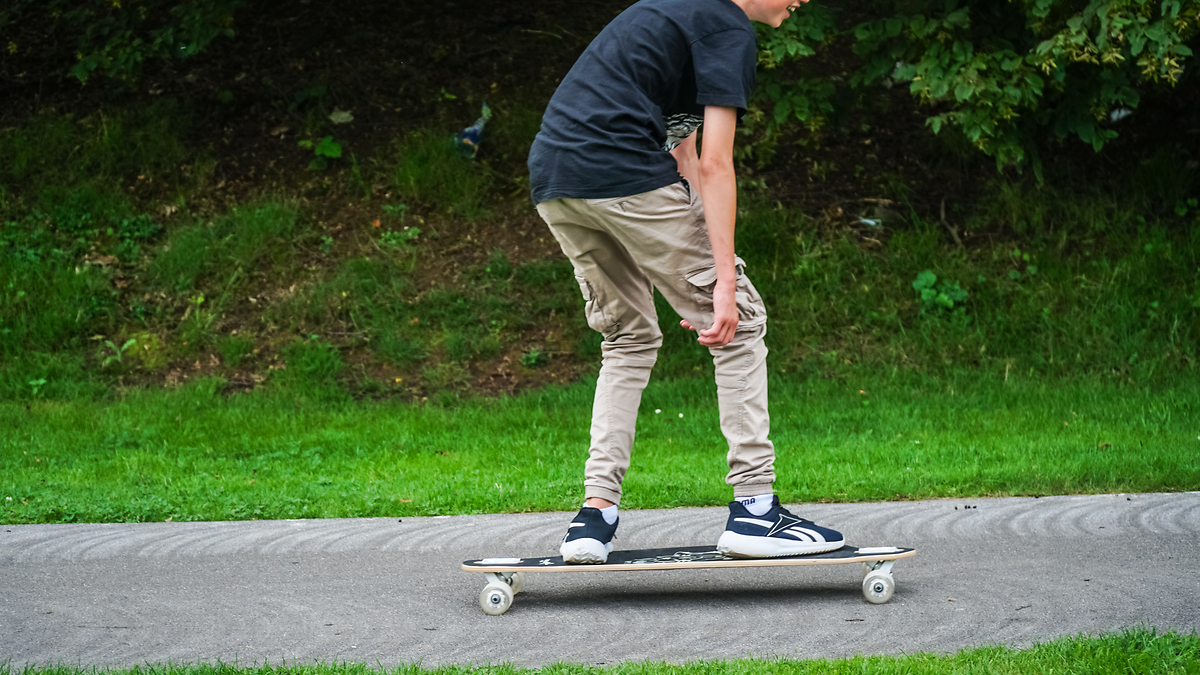 muuwmi Lights Longboard GLOW ABEC 7 Pablo, mit Leuchtrollen und Glow-Effekt