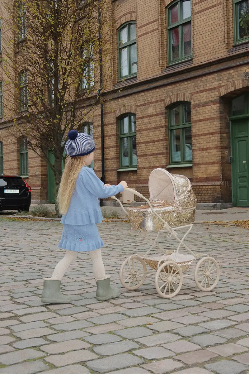 Konges Sløjd Puppenwagen „Sparkly Cherry“ – Bild 3