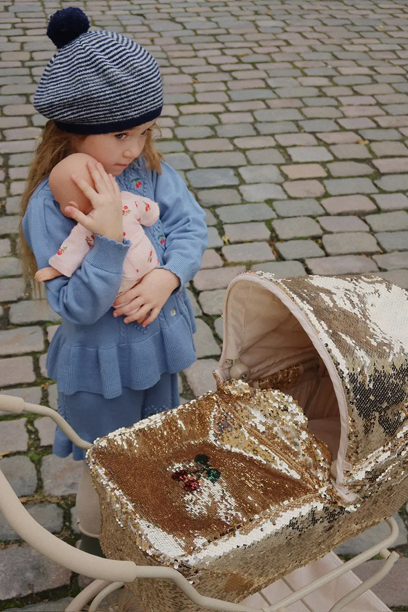 Konges Sløjd Puppenwagen „Sparkly Cherry“ – Bild 2