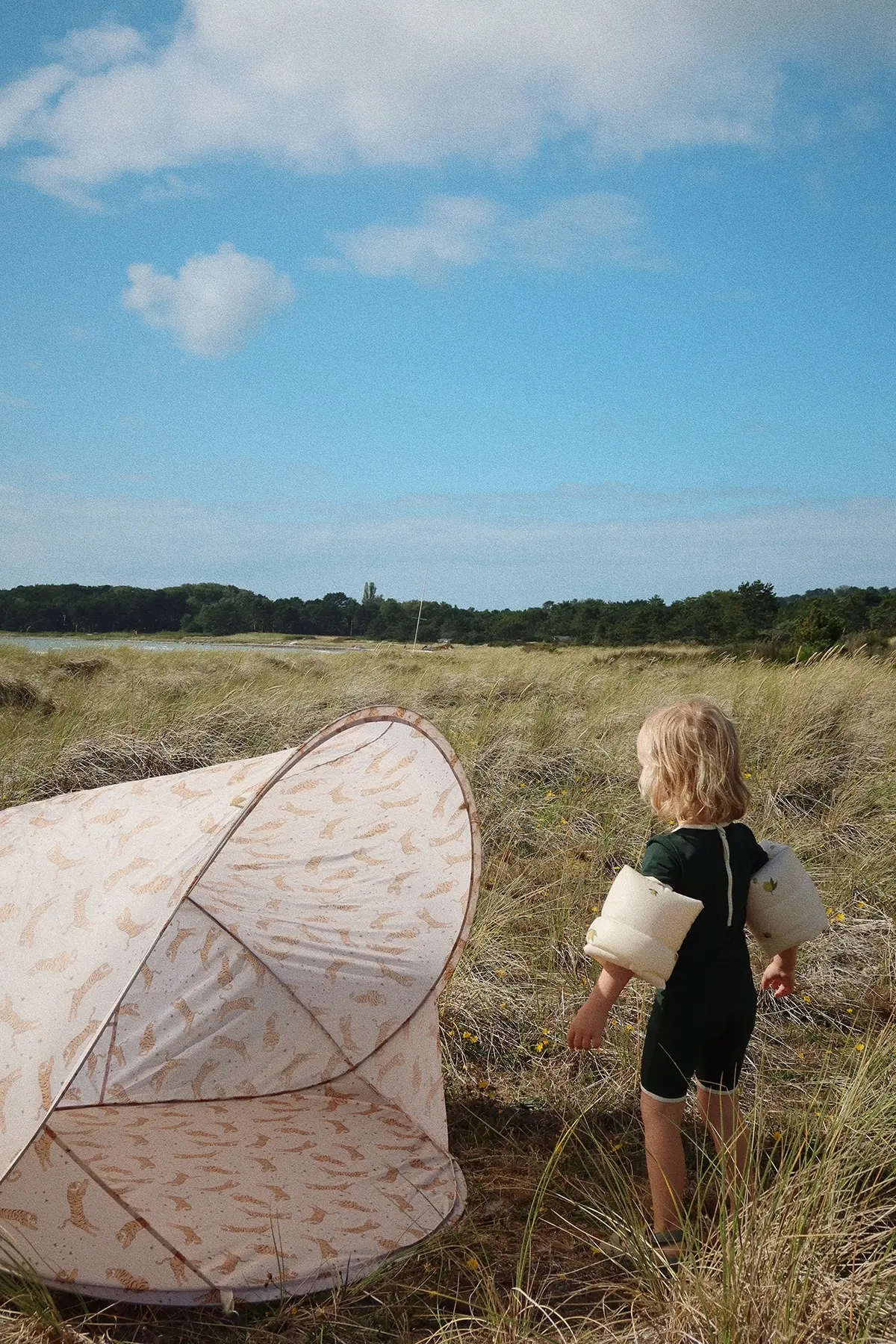 DELISTED Konges Sløjd Pop-Up UV-Strandzelt „Ma Grande Cerise Blush“, Strandmuschel, UV-Schutz 50+ – Bild 2