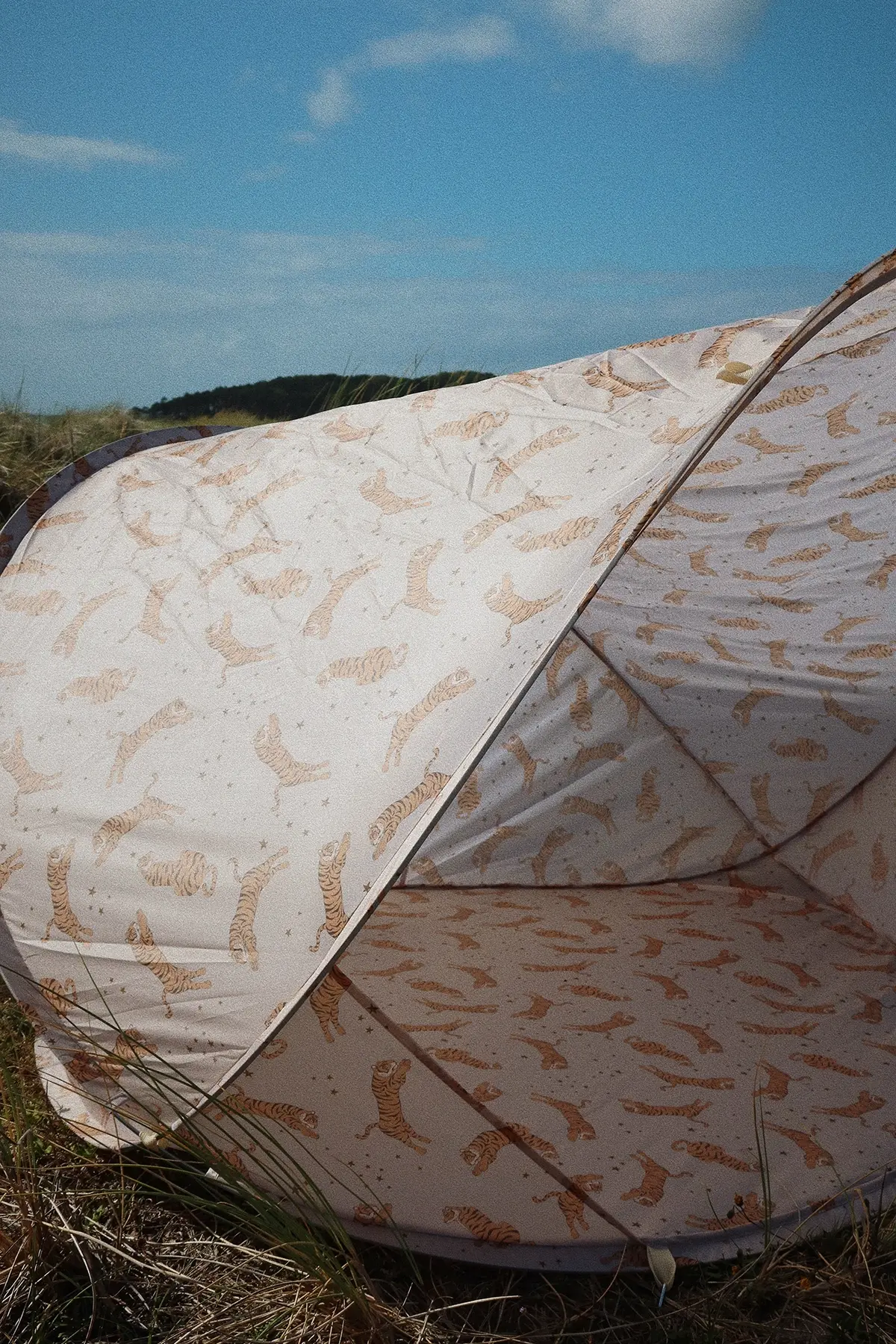DELISTED Konges Sløjd Pop-Up UV-Strandzelt „Ma Grande Cerise Blush“, Strandmuschel, UV-Schutz 50+ – Bild 4