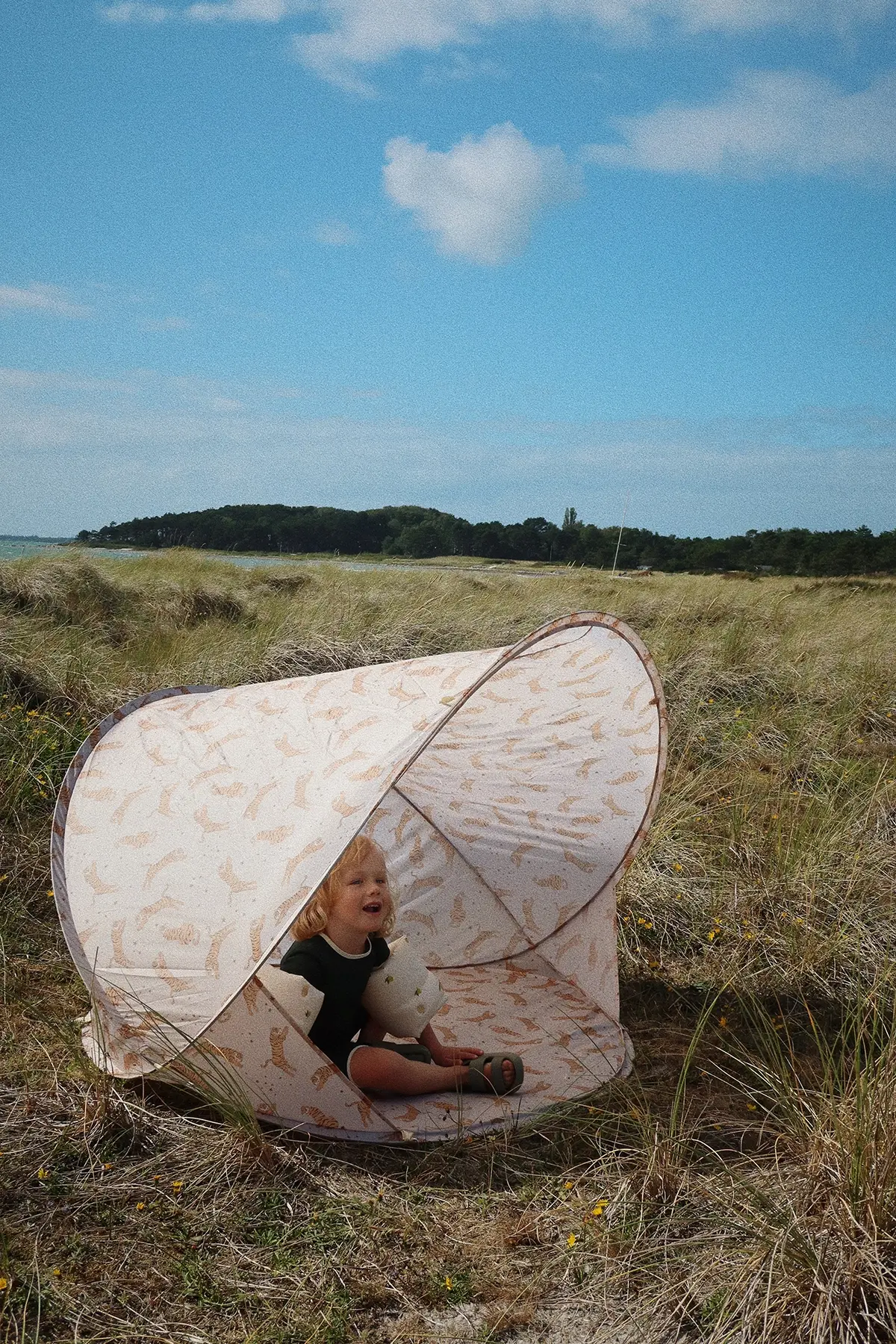 DELISTED Konges Sløjd Pop-Up UV-Strandzelt „Ma Grande Cerise Blush“, Strandmuschel, UV-Schutz 50+ – Bild 3