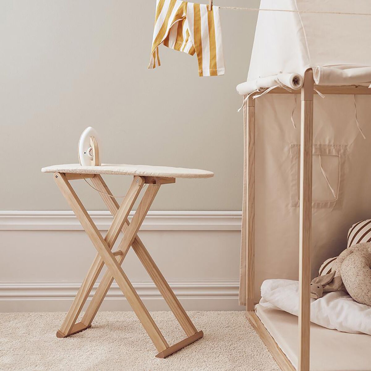 Kids Concept Spielzeug Bügelbrett mit Bügeleisen aus Holz, Bistro-Serie – Bild 6