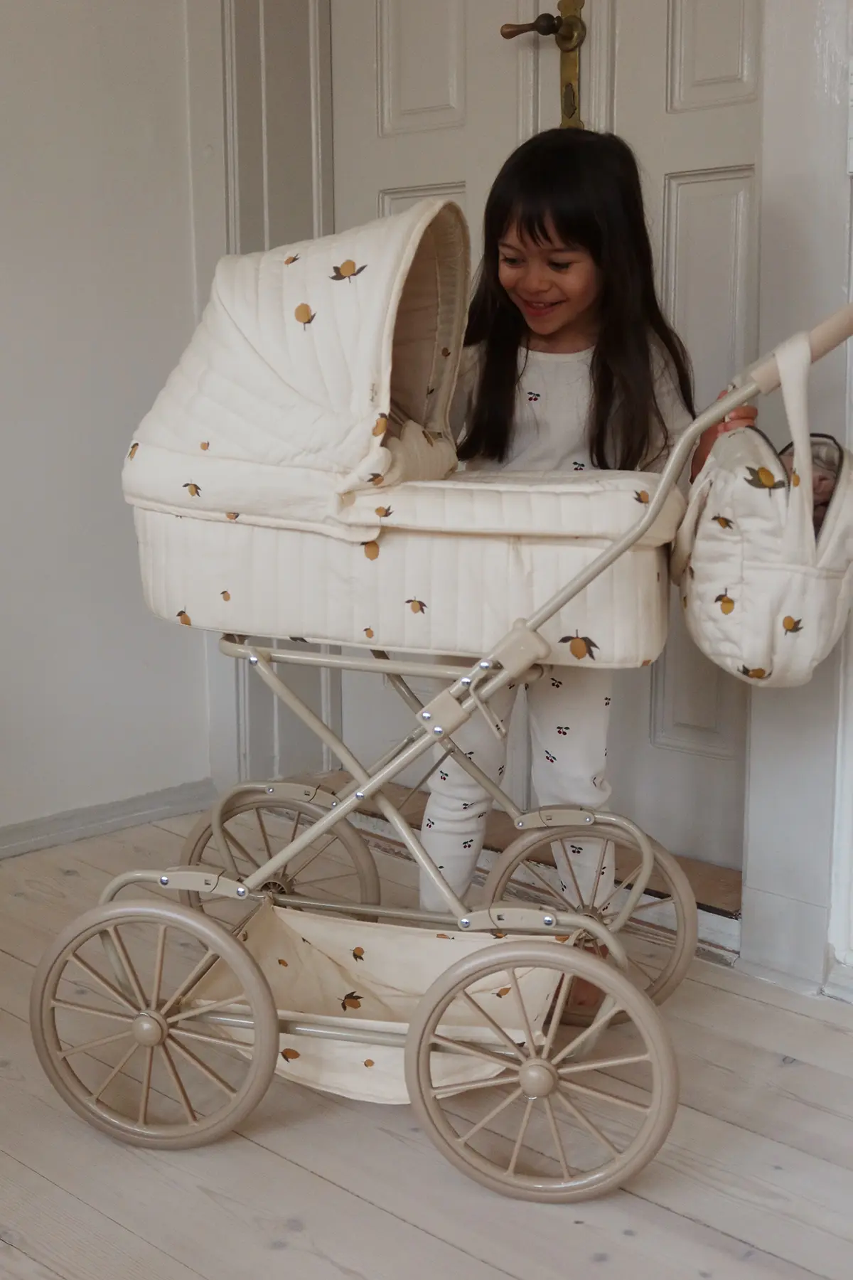DELISTED Konges Sløjd Puppen Wickeltasche „Bloomie“ – Bild 4