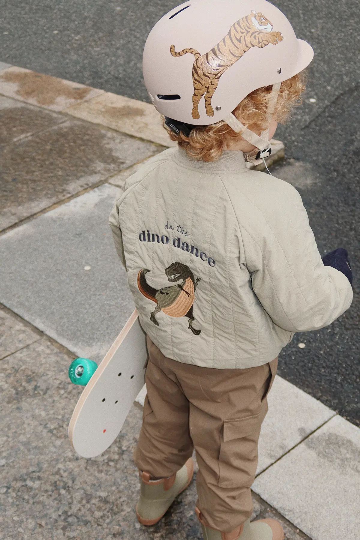 DELISTED Konges Sløjd Skateboard „Tiger“ mit Leuchträdern – Bild 5