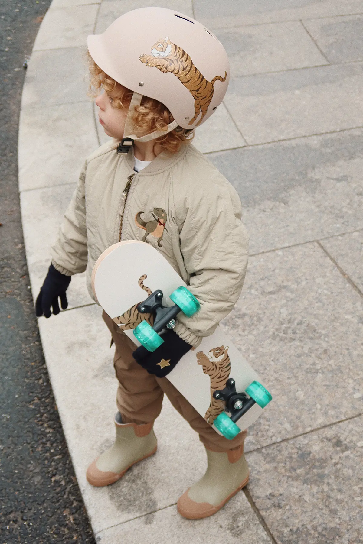 DELISTED Konges Sløjd Skateboard „Tiger“ mit Leuchträdern – Bild 4