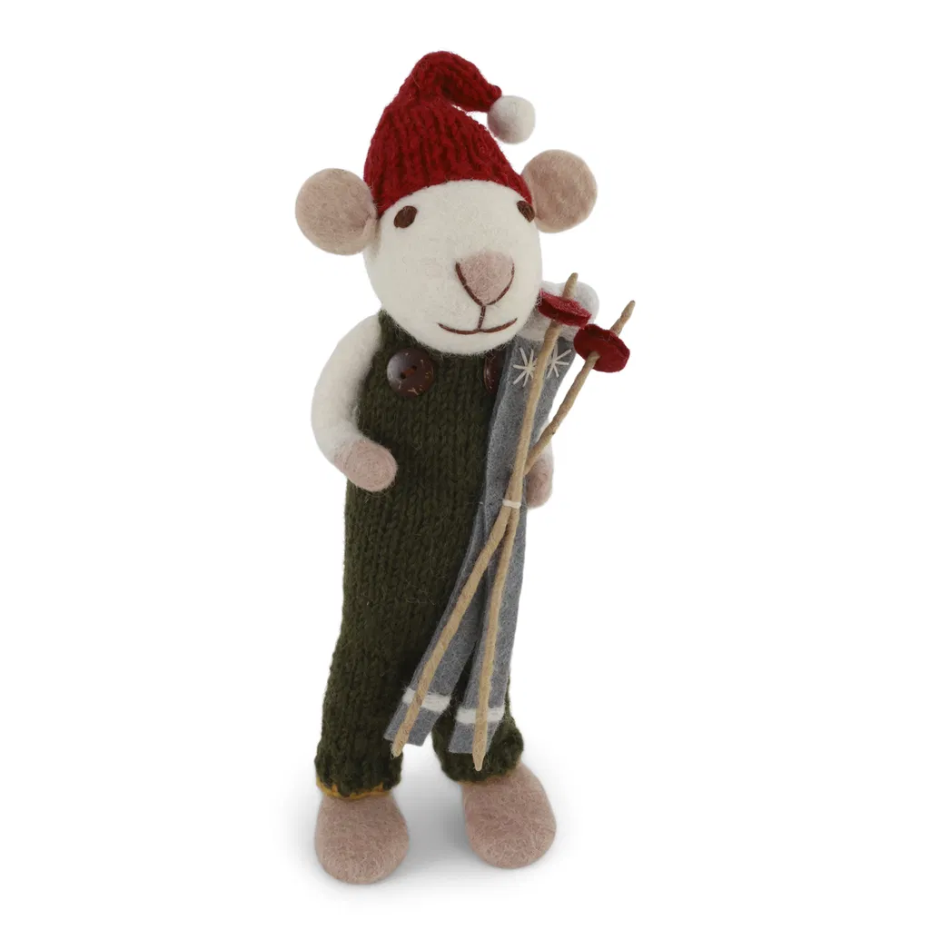 weiße Maus / Junge mit grüner Hose und Skiern