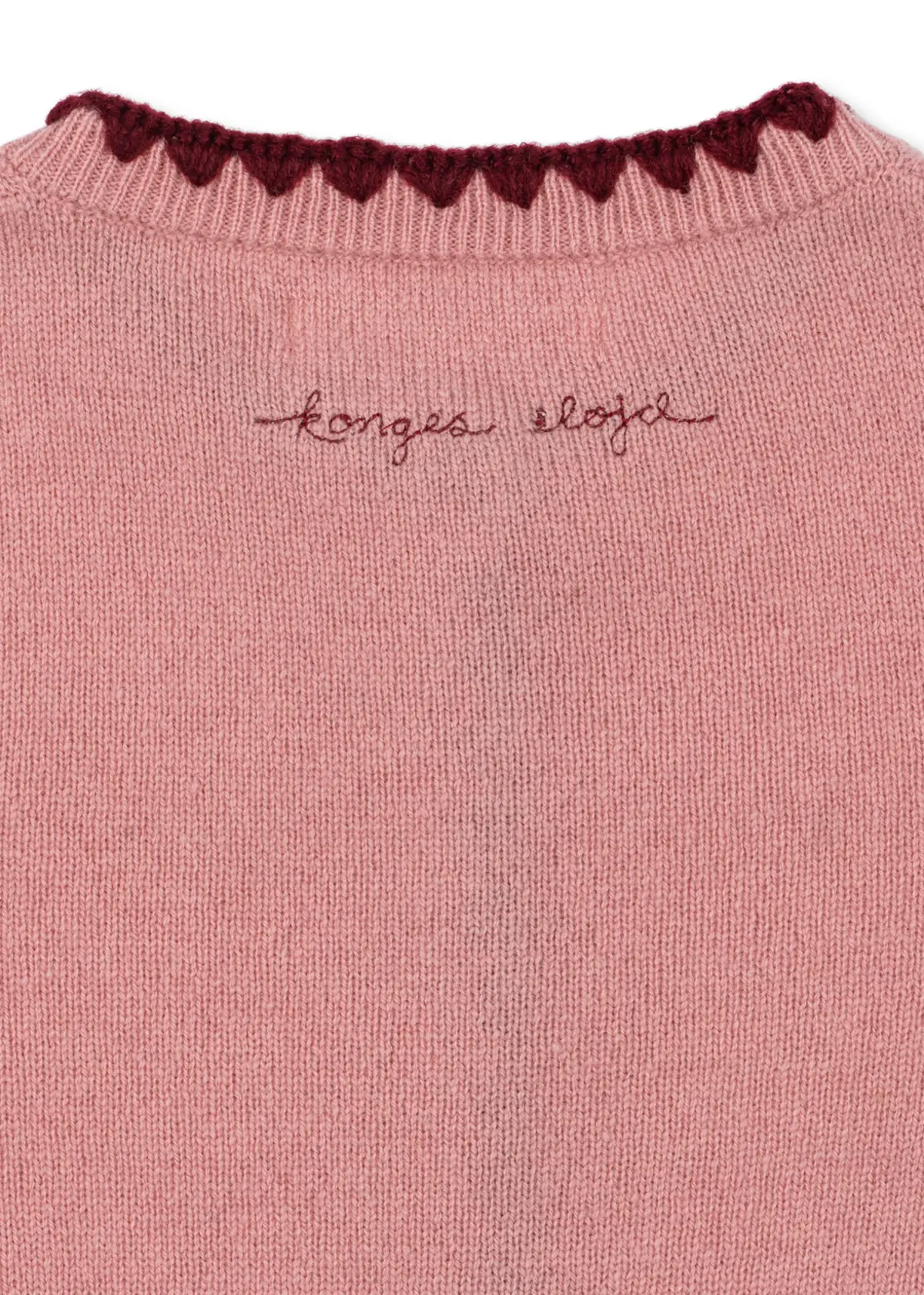 Konges Sløjd Strickjacke Collette „Pale Blush“ – Ausschnitt und gestickter Schriftzug